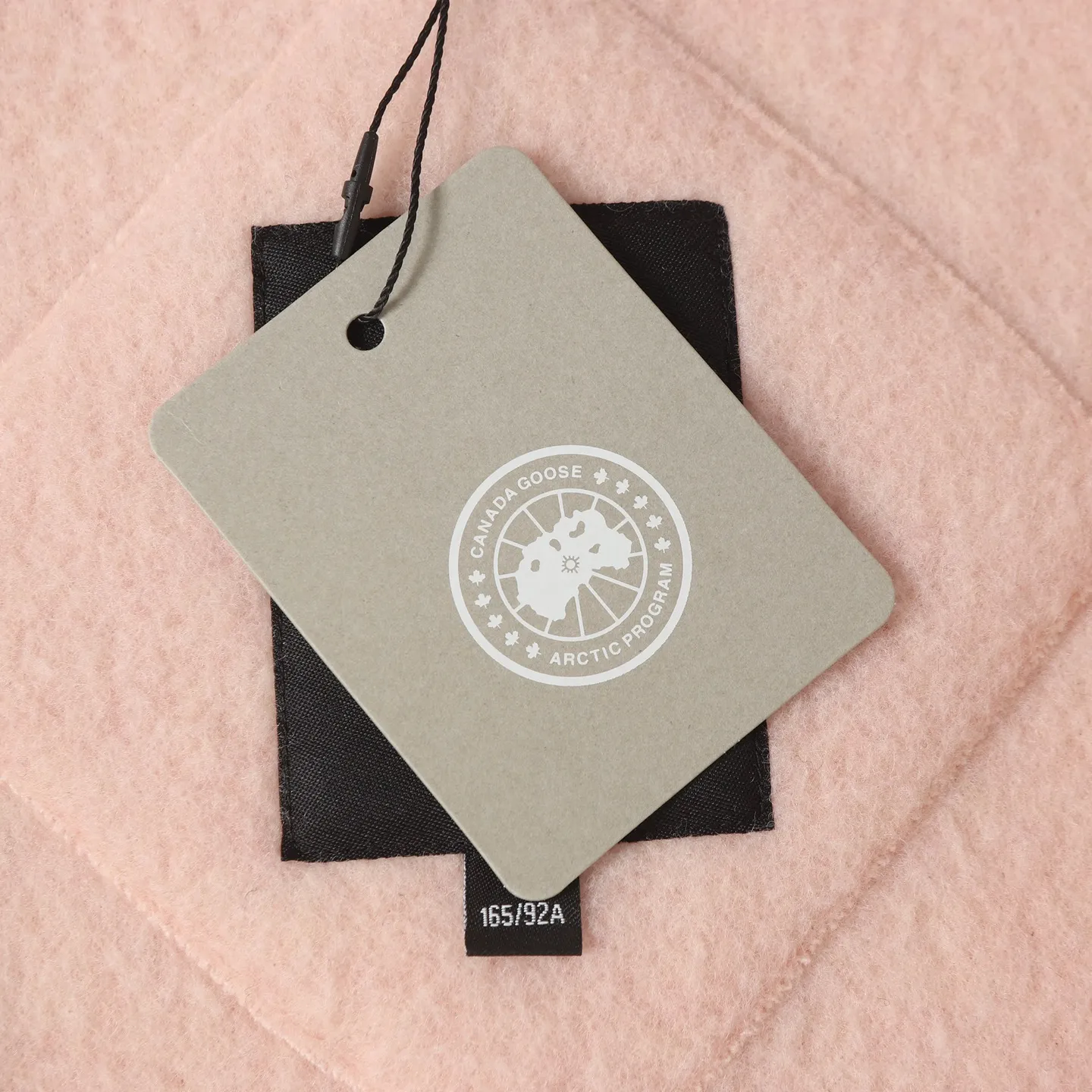 P620 Canada Goose/ Chilliwa series cashmere bomber jacket, exclusive customized wool fabric, containing 60% wool content! Super lightweight, soft and warm! The high-tech breathable space cotton liner makes the entire shape very stiff and soft, comfortable and lightweight at the same time. Breathable, soft, non-stuffy, lightweight, stylish, and non-deformable. The iconic double-stripe reflective strips are designed on the back of the collar and splicing. No detail is missed. The front placket allows you to easily cope with seasonal changes and calmly resist bad weather. High-density badges. All threaded accessories are customized. Loose fit and adjustable drawstring. Not bloated at all. Quite fashionable. It can be said to be a very unique design. This year's must-have style is for men and women. Size: S-L